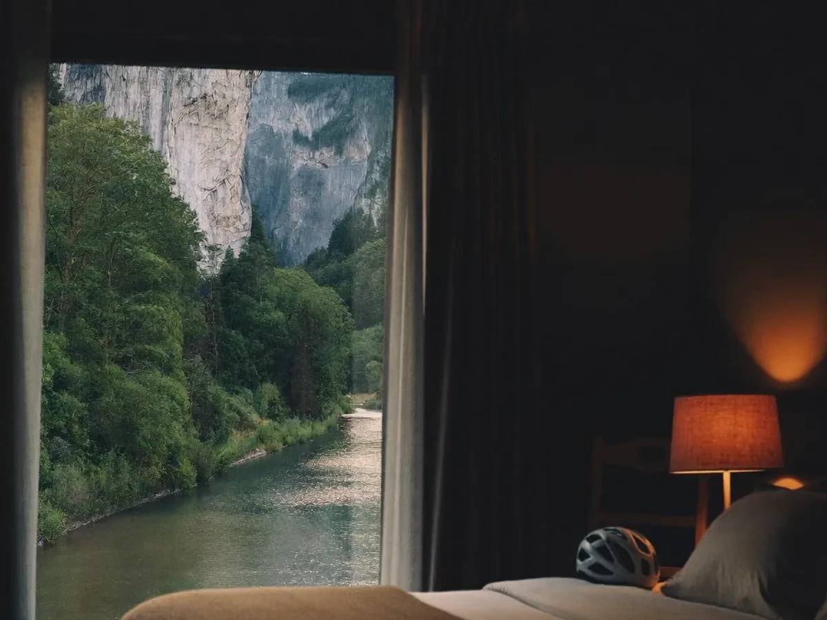 KI-generiertes Symbolbild: Gästebett mit Wolldecke, Blick ins Altmühltal